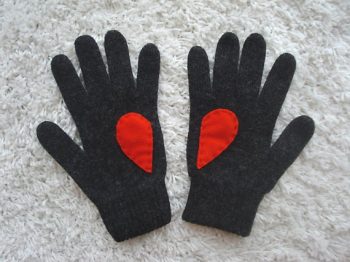 Guantes de Lana y Angora con un diseño de corazón en fieltro hecho a mano