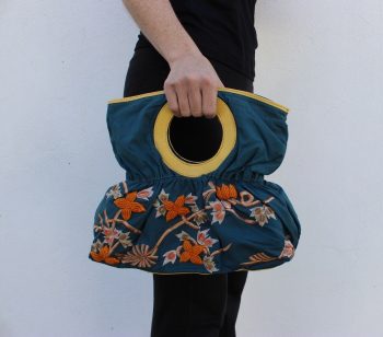 Bolsa de mano en tela con un Bordado a mano de Flores